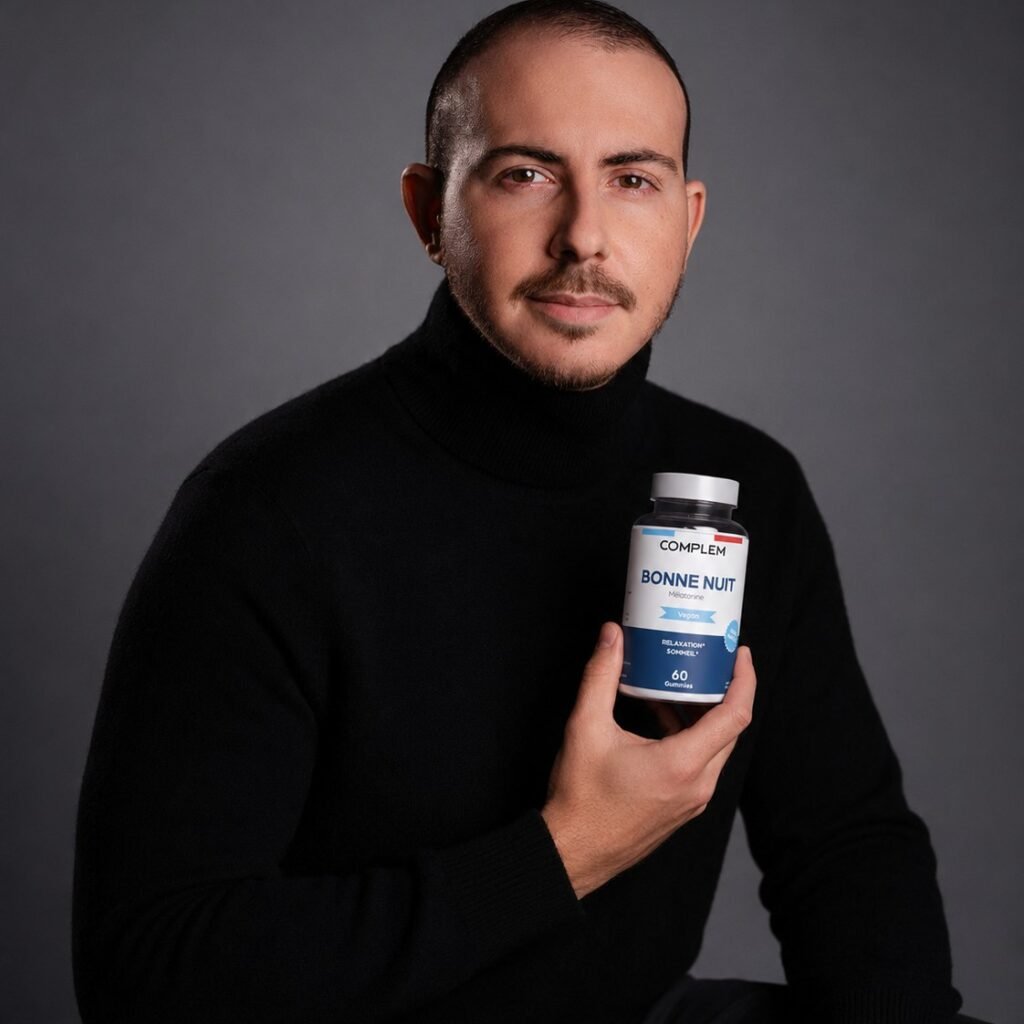 Benjamin Dahan, ostéopathe, tenant un flacon de complément alimentaire Complem Bonne Nuit