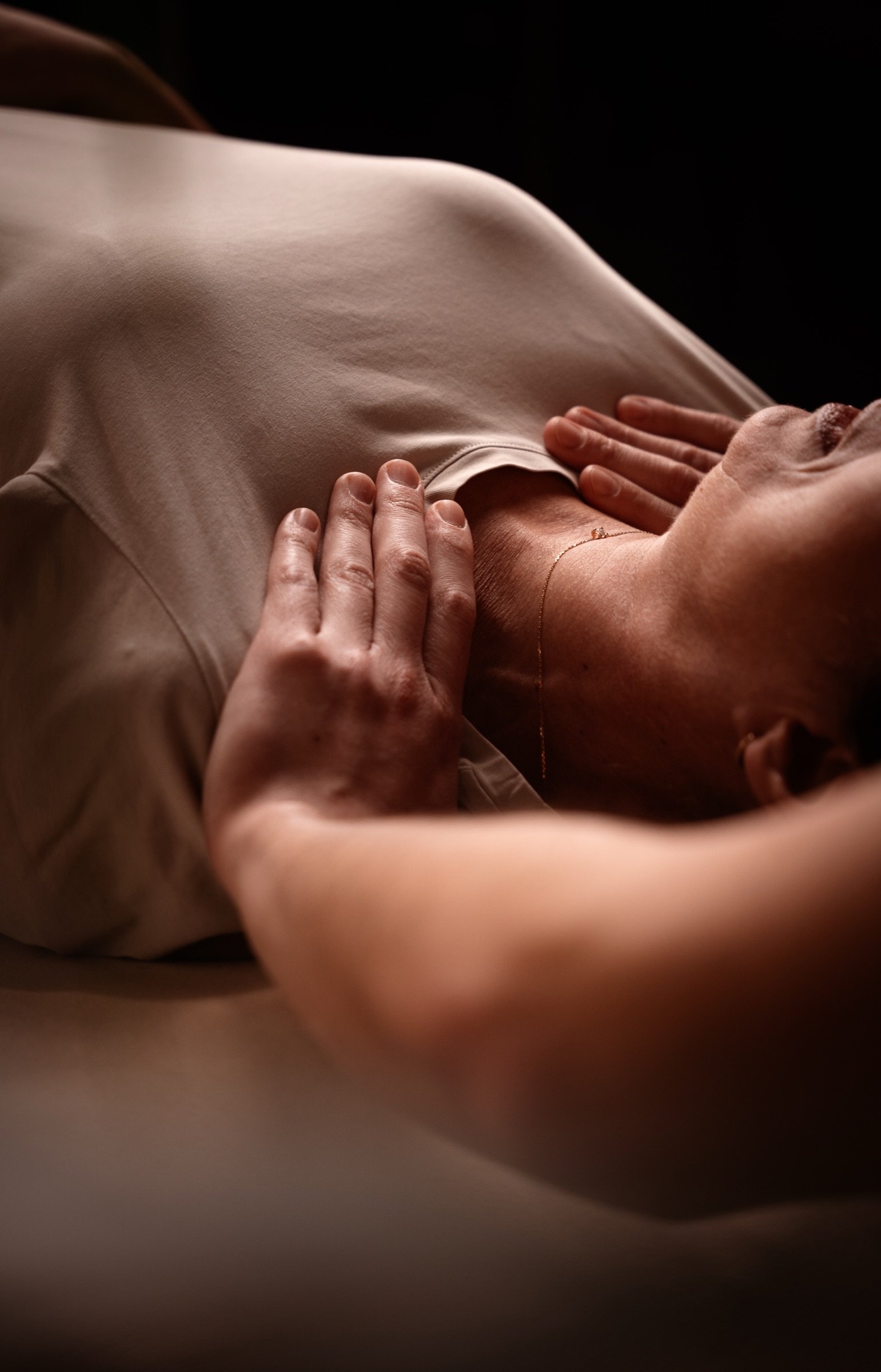 Geste ostéopathique doux sur la nuque